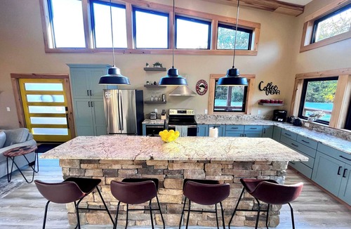 Rogers House | All Four Seasons Cabin - RRG - King Beds - Hot Tub - Just 3 Min From The Gorge Underground!