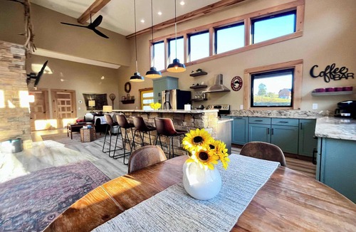 Rogers House | All Four Seasons Cabin - RRG - King Beds - Hot Tub - Just 3 Min From The Gorge Underground!
