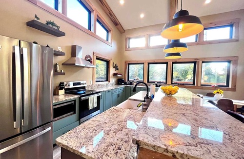 Rogers House | All Four Seasons Cabin - RRG - King Beds - Hot Tub - Just 3 Min From The Gorge Underground!