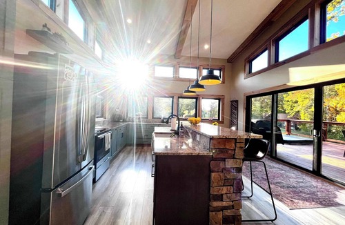 Rogers House | All Four Seasons Cabin - RRG - King Beds - Hot Tub - Just 3 Min From The Gorge Underground!