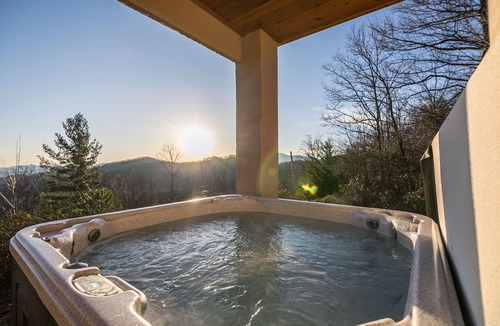 Apple Ridge Cabin | Alpine Vista - Blowing Rock Cabin with hot tub, Theater, Sauna, Views