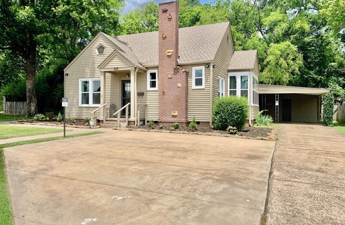 Searcy House | Alumni Shack, right beside Harding campus