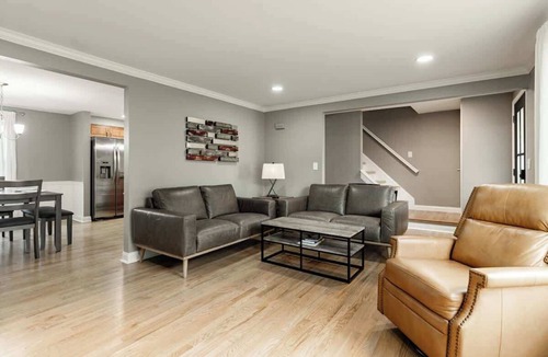 Roselawn Finance House | Amazing Pool & Walk to the Park