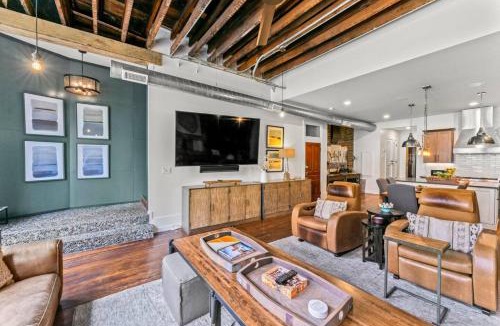Old City Apartment | Amazing Rooftop Patio Overlooking street