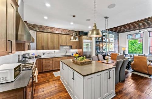 Old City Apartment | Amazing Rooftop Patio Overlooking street