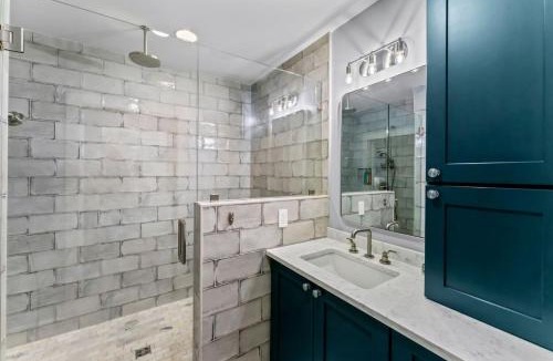 Old City Apartment | Amazing Rooftop Patio Overlooking street