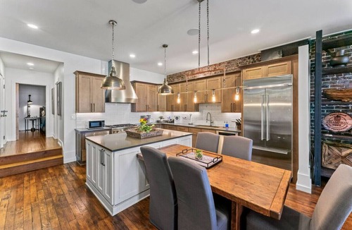 Old City Apartment | Amazing Rooftop Patio Overlooking Gay street