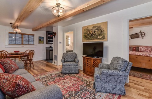 Black Mountain Apartment | Amazing Views, Close to Town, Hot tub, Privacy