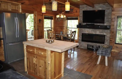 Stanton Cabin | Amazing Views! Hot Tub! Minutes from the Gorge!