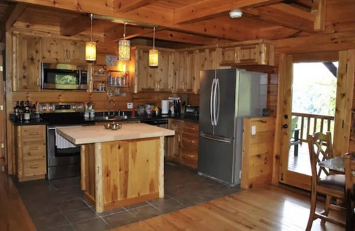 Stanton Cabin | Amazing Views! Hot Tub! Minutes from the Gorge!
