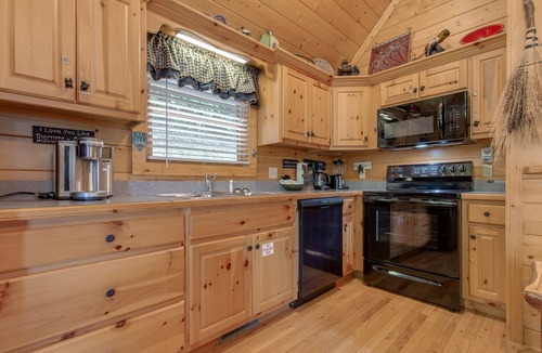 Black Bear Falls Cabin | Americana | Wooded Views + Pool Access & Private Hot Tub