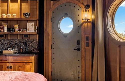Knoxville Hotel | Ancient Lore Village