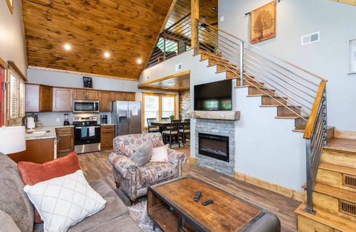 Rogers Cabin | Angel`s View - Hot Tub, WiFi, Fire Pit, Hiking, 4 mins to Natural Bridge