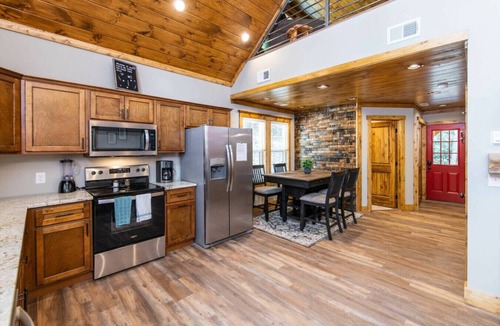 Rogers Cabin | Angel`s View - Hot Tub, WiFi, Fire Pit, Hiking, 4 mins to Natural Bridge