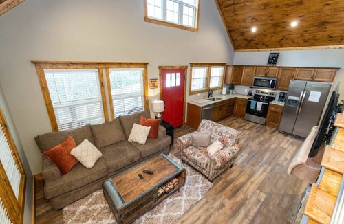 Rogers Cabin | Angel`s View - Hot Tub, WiFi, Fire Pit, Hiking, 4 mins to Natural Bridge