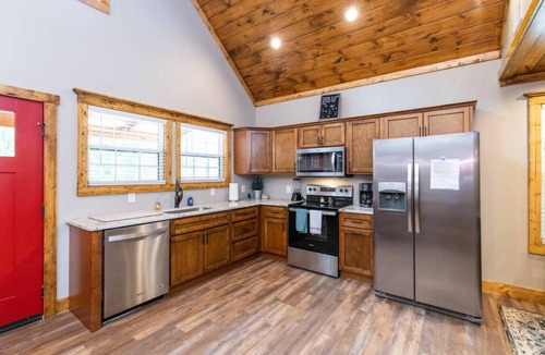 Rogers Cabin | Angel`s View - Hot Tub, WiFi, Fire Pit, Hiking, 4 mins to Natural Bridge