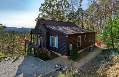Fairview Cabin | Annie's Cabin | Pet Friendly | Mountain View | Hot Tub | Fire Pit