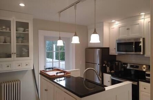 Stonington House | Apartment located next to beach and restaurants