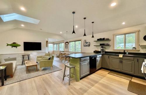 Boothbay Cottage | Artistic Cottage on Knickerbocker Lake with Kayaks