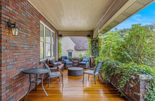 Berkeley Springs House | Aunt Bea's Bungalow - Pet Friendly - Hot Tub - Screen Porch - Wifi - Fenced Yard - King Bed - Town