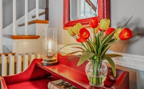 Berkeley Springs House | Aunt Bea's Bungalow - Pet Friendly - Hot Tub - Screen Porch - Wifi - Fenced Yard - King Bed - Town