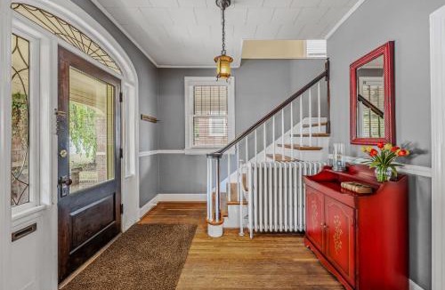 Berkeley Springs House | Aunt Bea's Bungalow - Pet Friendly - Hot Tub - Screen Porch - Wifi - Fenced Yard - King Bed - Town