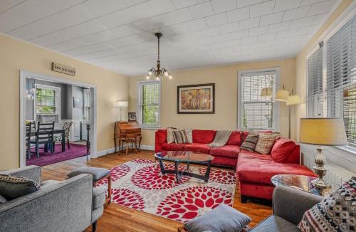 Berkeley Springs House | Aunt Bea's Bungalow - Pet Friendly - Hot Tub - Screen Porch - Wifi - Fenced Yard - King Bed - Town
