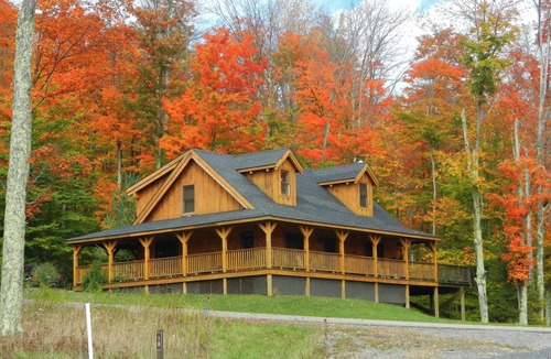 Timberline Cabin | AUTHENTIC LOG CABIN-11 Acre Lake, Central AC, Hot tub, WiFi