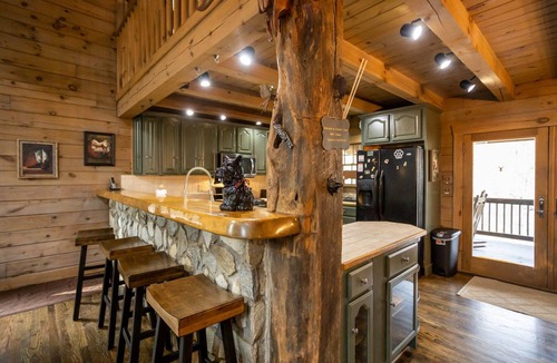 Tynecastle Cabin | Authentic Log Cabin in Convenient Location