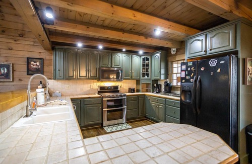 Tynecastle Cabin | Authentic Log Cabin in Convenient Location