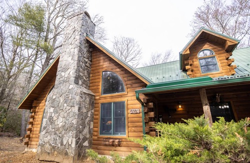 Tynecastle Cabin | Authentic Log Cabin in Convenient Location