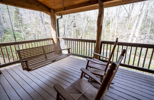 Tynecastle Cabin | Authentic Log Cabin in Convenient Location
