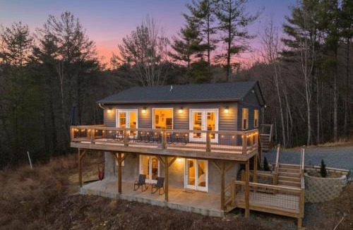 Ferguson House | Avas Place - Stunning Mountain Views, Deck, Fire Pit and Hammock