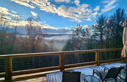 Ferguson House | Avas Place - Stunning Mountain Views, Deck, Fire Pit and Hammock