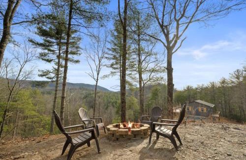 Ferguson House | Avas Place - Stunning Mountain Views, Deck, Fire Pit and Hammock