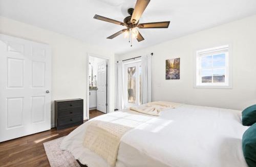 Ferguson House | Avas Place - Stunning Mountain Views, Deck, Fire Pit and Hammock