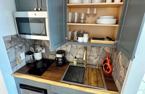 Coconut Grove Condo | Balcony Ocean Views | Pool, Gym, Wi-Fi & Parking