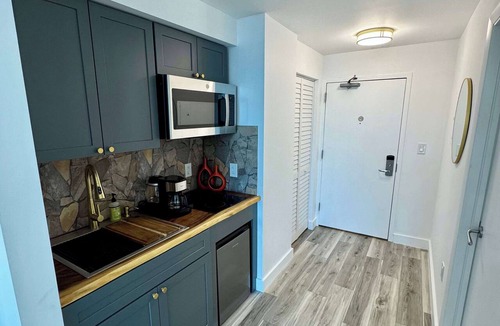 Coconut Grove Condo | Balcony Ocean Views | Pool, Gym, Wi-Fi & Parking