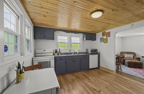 Jefferson House | Barrett Place, 3BR, 1 Bath, Gem of Jefferson, NC 5 Minutes to West Jefferson