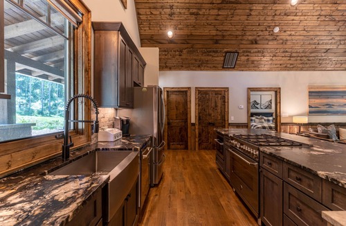 Banner Elk House | BaseCamp at Eagles Nest: 2 suites, hot tub, pet friendly, fenced yard, close to Camp, creek