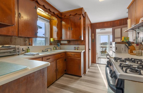 Wareham Center House | Beach Pass-Charming Waterfront Cottage in Wareham