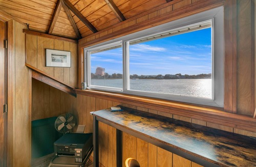 Wareham Center House | Beach Pass-Charming Waterfront Cottage in Wareham