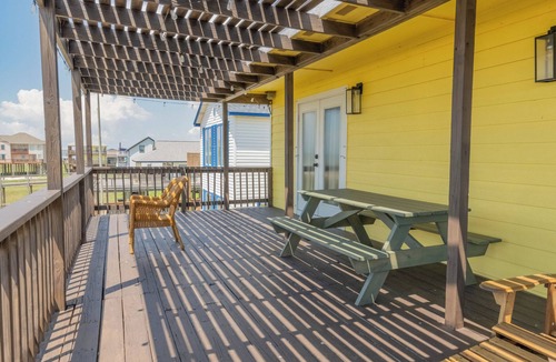 Surfside Beach House | Beachfront Villa! Newly renovated - w/Direct Beach Access & Spacious Deck
