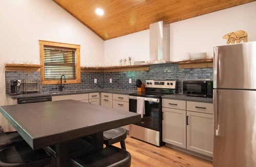 Roan Mountain Cabin | Bear Cub Cabin - 2 Bedroom, Sleeper Sofa, Outdoor Lounge & Hot Tub