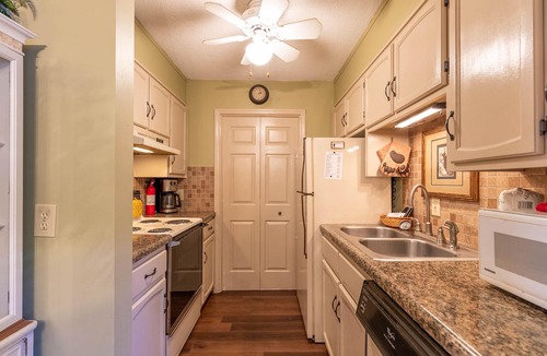 Blowing Rock Condo | Bear Pause - 2br 2 ba Condo - Walk to Downtown Blowing Rock - Two Master Suites