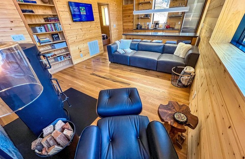 West Jefferson Cabin | Beat the Heat. Head to the Mountains - 2BR/2BA w/Hot Tub & WiFi