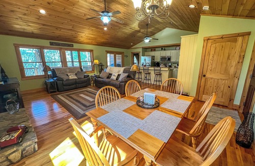Fleetwood Cabin | Beat the Heat. Head to the Mountains! - Hot Tub, Pets, River Access & WiFi