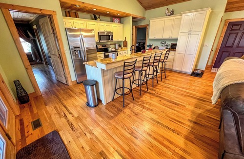 Fleetwood Cabin | Beat the Heat. Head to the Mountains! - Hot Tub, Pets, River Access & WiFi