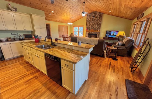 Fleetwood Cabin | Beat the Heat. Head to the Mountains! - Hot Tub, Pets, River Access & WiFi