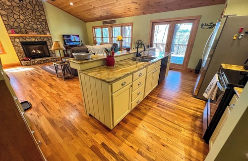Fleetwood Cabin | Beat the Heat. Head to the Mountains! - Hot Tub, Pets, River Access & WiFi
